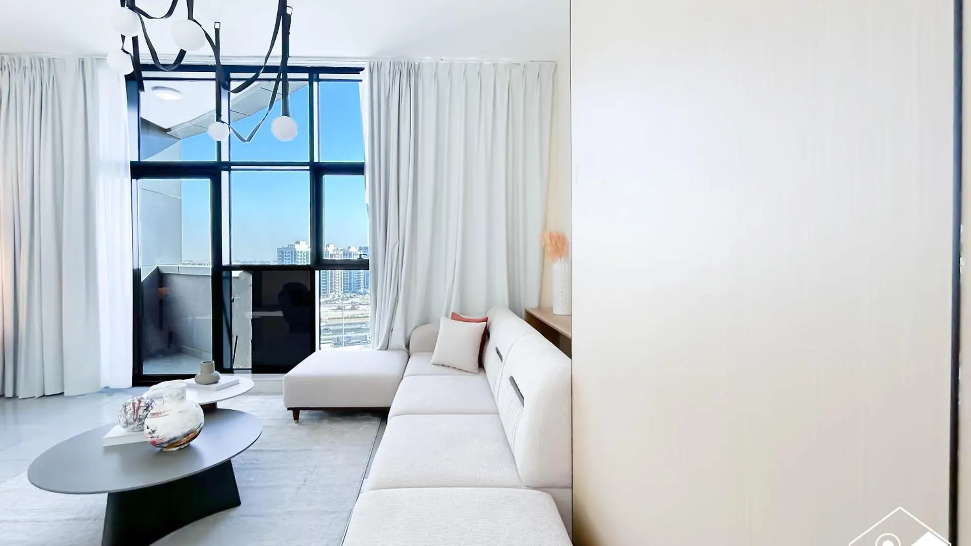 Cozy One-Bedroom In O2 Tower, Jvc Dubai Apartment